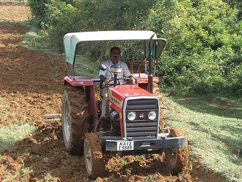 ನಾಪೋಕ್ಲು ಸಮೀಪದ ಹಳೆತಾಲೂಕಿನಲ್ಲಿ ಟ್ರ್ಯಾಕ್ಟರಿನಿಂದ ಹೊಲ ಉಳುಮೆ ಮಾಡುತ್ತಿರುವ ರೈತ (ಎಡ ಚಿತ್ರ). ರೈತ ಸಂಪರ್ಕ ಕೇಂದ್ರದಲ್ಲಿ ರೈತರಿಗೆ ವಿತರಿಸಲು ದಾಸ್ತಾನು ಇರಿಸಿರುವ ಬತ್ತದ ಬಿತ್ತನೆ ಬೀಜ.