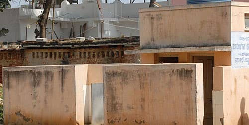 ಚಿಕ್ಕಬಳ್ಳಾಪುರ ನಗರಸಭೆ ಹಿಂಬದಿಯಲ್ಲಿರುವ ಸಾರ್ವಜನಿಕ ಶೌಚಾಲಯದ ದುಃಸ್ಥಿತಿ.