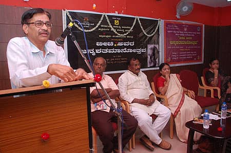 ಚಿತ್ರದುರ್ಗದಲ್ಲಿ ಗುರುವಾರ ಕ್ರೀಡಾ ಸಂಕೀರ್ಣ ಭವನದಲ್ಲಿ ನಡೆದ ‘ಬೀಚಿ ಜನ್ಮಶತಮಾನೋತ್ಸವ’ ಕಾರ್ಯಕ್ರಮದಲ್ಲಿ ಖ್ಯಾತ ಇತಿಹಾಸ ಸಂಶೋಧಕ ಪ್ರೊ. ಬಿ.ರಾಜಶೇಖರಪ್ಪ ಮಾತನಾಡಿದರು. ಕರ್ನಾಟಕ ಸಾಹಿತ್ಯ ಅಕಾಡೆಮಿ ಅಧ್ಯಕ್ಷೆ ಪ್ರೊ.ಮಾಲತಿ ಪಟ್ಟಣಶೆಟ್ಟಿ, ಅಕಾಡೆಮಿ ಸದಸ್ಯ ಶರಣಪ್ಪ, ಭಾಗ್ಯಾ, ಕಸಾಪ ಜಿಲ್ಲಾಧ್ಯಕ್ಷ ಆರ್. ಮಲ್ಲಿಕಾರ್ಜುನಯ್ಯ ಹಾಜರಿದ್ದರು.
