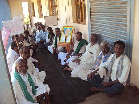 ಹಾನಗಲ್‌ ಕೆಸಿಸಿ ಬ್ಯಾಂಕ್‌ಗೆ ಬೀಗ ಜಡಿದು ಪ್ರತಿಭಟನೆ ನಡೆಸುತ್ತಿರುವ ರೈತರ ಬೇಡಿಕೆಯ ಆಗ್ರಹ ಎರಡನೇ ದಿನಕ್ಕೆ ಕಾಲಿಟ್ಟಿದ್ದು, ಮಂಗಳವಾರ ಬ್ಯಾಂಕ್‌ ಎದುರಿನಲ್ಲಿ ರೈತರು ಧರಣಿ ನಡೆಸಿದರು.