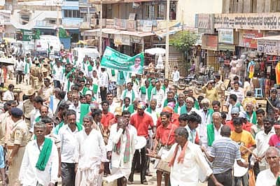 ಹಾವೇರಿ ಗೋಲಿಬಾರ್‌ನಲ್ಲಿ ಮೃತಪಟ್ಟ ರೈತರ ಸ್ಮರಣೆಗಾಗಿ ನಡೆದ ಹುತಾತ್ಮ ದಿನದ ಸಂದರ್ಭದಲ್ಲಿ ರೈತರು ಹುತಾತ್ಮ ರೈತರ ಭಾವಚಿತ್ರ ಮೆರವಣಿಗೆ ಮಾಡಿದರು.