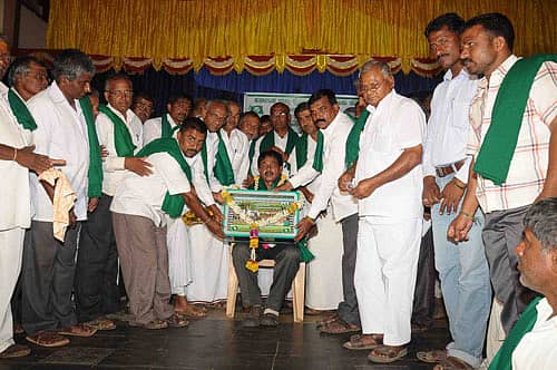 ನೂತನ ಶಾಸಕರಾಗಿ ಆಯ್ಕೆಯಾದ ರೈತ ಸಂಘದ ಮುಖಂಡ ಕೆ.ಎಸ್.ಪುಟ್ಟಣ್ಣಯ್ಯ ಅವರನ್ನು ಹಾವೇರಿ ಜಿಲ್ಲಾ ರೈತ ಸಂಘದಿಂದ ಸನ್ಮಾನಿಸಲಾಯಿತು. ರಾಮಣ್ಣ ಕೆಂಚೆಳ್ಳೇರ, ಜಿ.ಎ.ಹಿರೇಮಠ, ಶಿವಬಸಪ್ಪ ಗೋವಿ ಅಧ್ಯಕ್ಷತೆ ವಹಿಸಿದ್ದರು. ರಾಜ್ಯ ರೈತ ಸಂಘದ ಗೌರವಾಧ್ಯಕ್ಷ ಸೋಮುಗುದ್ದು ರಂಗಸ್ವಾಮಿ, ಕಾರ್ಯಾಧ್ಯಕ್ಷ ಬಿ.ಸಿ. ಪಾಟೀಲ ಮತ್ತಿತ್ತರು ಚಿತ್ರದಲ್ಲಿದ್ದಾರೆ.