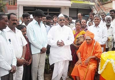 ಮುಂಡರಗಿಯ ಬೃಂದಾವನ ಸರ್ಕಲ್ನಲ್ಲಿ ಸೋಮವಾರ ಏರ್ಪಡಿಸಲಾಗಿದ್ದ ಮುಂಡರಗಿ ಉತ್ಸವದ ಸಾಂಕೇತಿಕ ಸಮಾರಂಭದಲ್ಲಿ ನಾಡೋಜ ಡಾ.ಅನ್ನದಾನೀಶ್ವರ ಸ್ವಾಮೀಜಿ ಆಶೀರ್ವಚನ ನೀಡಿದರು. ವೈ.ಎನ್.ಗೌಡರ, ವಿ.ಎಲ್.ನಾಡಗೌಡರ ಹಾಗೂ ಇತರರು ಚಿತ್ರದಲ್ಲಿದ್ದಾರೆ.