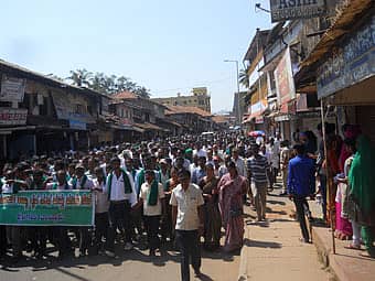 ಶೃಂಗೇರಿಯಲ್ಲಿ ರೈತ ಸಂಘ ಹಾಗೂ ಹಸಿರು ಸೇನೆ ವಿವಿಧ ಬೇಡಿಕೆಗಳ ಈಡೇರಿಕೆಗೆ ಒತ್ತಾಯಿಸಿ ಸೋಮವಾರ ಹಮ್ಮಿಕೊಂಡಿದ್ದ ಪ್ರತಿಭಟನಾ ಮೆರವಣಿಗಯಲ್ಲಿ ಸರ್ವಪಕ್ಷಗಳ ಮುಖಂಡರು ಹಾಗೂ ವಿವಿಧ ಸಂಘ ಸಂಸ್ಥೆಗಳ ಪದಾಧಿಕಾರಿಗಳು ಪಾಲ್ಗೊಂಡಿದ್ದರು.