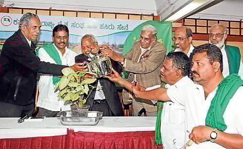 ರಾಜ್ಯ ರೈತ ಸಂಘ ಹಾಗೂ ಹಸಿರು ಸೇನೆಯಿಂದ ಬುಧವಾರ ಹಮ್ಮಿಕೊಂಡಿದ್ದ `ಬಜೆಟ್ ಮತ್ತು ರೈತರು' ಕುರಿತ ವಿಚಾರ ಸಂಕಿರಣವನ್ನು ಗಿಡಕ್ಕೆ ನೀರು ಹಾಕುವ ಮೂಲಕ ಉದ್ಘಾಟಿಸಲಾಯಿತು. ಅರ್ಥಶಾಸ್ತ್ರಜ್ಞ ಡಾ.ಅಬ್ದುಲ್ ಅಜೀಜ್, ರೈತ ಸಂಘದ ಅಧ್ಯಕ್ಷ ಕೋಡಿಹಳ್ಳಿ ಚಂದ್ರಶೇಖರ್, ರಾಜ್ಯ ಕೃಷಿ ಮಿಷನ್ ಅಧ್ಯಕ್ಷ ಡಾ.ಎಸ್.ಎ.ಪಾಟೀಲ್, ಕೃಷಿ ತಜ್ಞ ಡಾ.ದ್ವಾರಕೀನಾಥ್, ಬೆಂಗಳೂರು ಕೃಷಿ ವಿ.ವಿ ಕೃಷಿ ಅರ್ಥಶಾಸ್ತ್ರ ವಿಭಾಗದ ಮುಖ್ಯಸ್ಥ ಡಾ.ಟಿ.ಎನ್.ಪ್ರಕಾಶ್ ಕಮ್ಮರಡಿ, ಸಂಘದ ಕಾರ್ಯಾಧ್ಯಕ್ಷ ಎಚ್.ಆರ್.ಬಸವರಾಜಪ್ಪ ಮತ್ತಿತರರು ಚಿತ್ರದಲ್ಲಿದ್ದಾರೆ