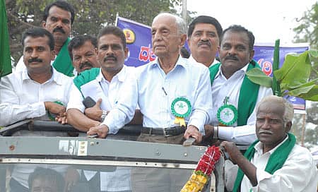 ಚಿಕ್ಕಬಳ್ಳಾಪುರದಲ್ಲಿ ಅಕ್ಟೋಬರ್ 28ರಂದು ನಡೆದ ಕರ್ನಾಟಕ ರಾಜ್ಯ ರೈತ ಸಂಘ ಮತ್ತು ಹಸಿರು ಸೇನೆ ಸಂಘಟನೆಯ ಮೆರವಣಿಗೆಯಲ್ಲಿ ಪಾಲ್ಗೊಂಡ ನೀರಾವರಿ ತಜ್ಞ ಜಿ.ಎಸ್.ಪರಮಶಿವಯ್ಯ. ಶಾಶ್ವತ ನೀರಾವರಿ ಹೋರಾಟ ಸಮಿತಿ ಅಧ್ಯಕ್ಷ ಆರ್.ಆಂಜನೇಯರೆಡ್ಡಿ, ರೈತ ಮುಖಂಡರಾದ ಕೋಡಿಹಳ್ಳಿ ಚಂದ್ರಶೇಖರ್, ಕೆ.ವಿ.ನಾಗರಾಜ್, ಬಿ.ಎಚ್.ನರಸಿಂಹಪ್ಪ ಮತ್ತಿತರರು ಇದ್ದಾರೆ.  (ಸಂಗ್ರಹ ಚಿತ್ರ)