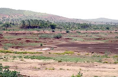 ದಾವಣಗೆರೆ ಜಿಲ್ಲೆ, ಕೊಮಾರನಹಳ್ಳಿಯಲ್ಲಿ ಅಪೂರ್ಣಗೊಂಡಿರುವ ನಡುಗಡ್ಡೆ.