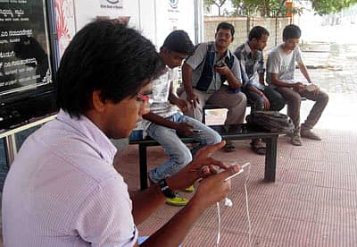 ಹೊಸಪೇಟೆಯ ವಿಜಯನಗರ ಕಾಲೇಜು ರಸ್ತೆಯಲ್ಲಿ ನೂತನವಾಗಿ ನಿರ್ಮಾಣವಾಗಿರುವ ಬಸ್ ನಿಲ್ದಾಣದಲ್ಲಿ ಯುವಕರು ತಮ್ಮ ಮೊಬೈಲ್ನಲ್ಲಿ ಇಂಟರ್ನೆಟ್ ಬ್ರೌಸಿಂಗ್ ಮಾಡುತ್ತಾರೆ