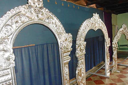 ಸಿದ್ದಾಪುರದ ಹಾಳದಕಟ್ಟಾದ ರಜತ ಕಲಾಕಾರ ರಮೇಶ ರಾಯ್ಕರ್ ತಯಾರಿಸಿರುವ ಪ್ರಭಾವಳಿಗಳು