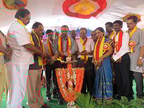 ಮುಳಬಾಗಲು ನೇತಾಜಿ ಕ್ರೀಡಾಂಗಣದ ಉತ್ತನೂರು ರಾಜಮ್ಮ ವೇದಿಕೆಯಲ್ಲಿ ಬುಧವಾರ ತಾಲ್ಲೂಕು ಮಟ್ಟದ ಎರಡನೇ ಸಾಹಿತ್ಯ ಸಮ್ಮೇಳನವನ್ನು ಜಿಲ್ಲಾಧಿಕಾರಿ ಡಾ.ವಿಶ್ವನಾಥ್ ಉದ್ಫಾಟಿಸಿದರು. ತಾಲ್ಲೂಕು ಪ್ರಾಥಮಿಕ ಶಿಕ್ಷಕರ ಸಂಘದ ಅಧ್ಯಕ್ಷ ಜಗನ್ನಾಥ್, ಜಿಲ್ಲಾ ಪ್ರತಿನಿಧಿ ಆರ್.ಎಸ್.ಕೃಷ್ಣಯ್ಯಶೆಟ್ಟಿ, ತಹಶೀಲ್ದಾರ್ ಡಿ.ವಿ.ರಾಮಮೂರ್ತಿ, ಕವಿ ಜರಗನಹಳ್ಳಿ ಶಿವಶಂಕರ್, ಸಮ್ಮೇಳನದ ಅಧ್ಯಕ್ಷ ಎಚ್.ಎ.ಪುರುಷೋತ್ತಮರಾವ್, ಅವರ ಪತ್ನಿ ಧನಲಕ್ಷ್ಮೀ, ನಿಕಟಪೂರ್ವ ಅಧ್ಯಕ್ಷ ಕೆ.ಆರ್.ನರಸಿಂಹನ್, ಜಿಲ್ಲಾ ಘಟಕದ ಅಧ್ಯಕ್ಷ ಜೆ.ಜೆ.ನಾಗರಾಜ್, ತಾಲ್ಲೂಕು ಘಟಕದ ಅಧ್ಯಕ್ಷ ಡಾ.ಜಿ.ಶಿವಪ್ಪ ಇದ್ದಾರೆ