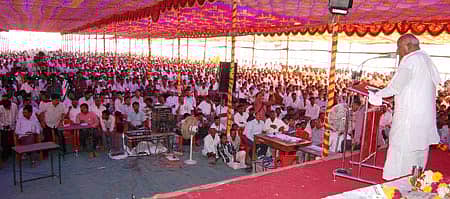 ವಿಜಾಪುರ ಜಿಲ್ಲೆ ಸಿಂದಗಿ ತಾಲ್ಲೂಕು ಗೋಲಗೇರಿಯಲ್ಲಿ ನಡೆದ ತಮ್ಮ ಪ್ರತಿಮೆಯ ಅನಾವರಣ ಸಮಾರಂಭದಲ್ಲಿ ಜೆಡಿಎಸ್ ವರಿಷ್ಠ ದೇವೇಗೌಡರು ಮಾತನಾಡಿದರು.