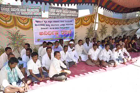 ಕುರುಗೋಡು ಪತ್ತಿನ ಸಹಕಾರ ಸಂಘದ ಅವ್ಯವಹಾರಕ್ಕೆ ಕಾರಣವಾರಾದ ಕಾರ್ಯದರ್ಶಿ ರುದ್ರಮುನಿ ಅವರನ್ನು ಕೂಡಲೇ ಬಂಧಿಸಿ, ಬಡ್ಡಿ ಸಮೇತ ಹಣ ವಸೂಲಿ ಮಾಡಬೇಕು ಎಂದು ಆಗ್ರಹಿಸಿ ಸಂಘದ ನೂರಾರು ಸದಸ್ಯರು ಬಳ್ಳಾರಿಯ ಜನತಾ ಬಜಾರ್ ಕಚೇರಿ ಎದುರು ಗುರುವಾರ ಅನಿರ್ಧಿಷ್ಟ ಅವಧಿಯ ಧರಣಿಗೆ ಚಾಲನೆ ನೀಡಿದರು.