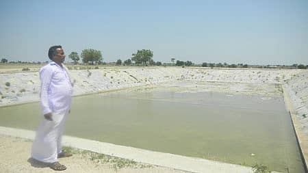 ಬಳ್ಳಾರಿ ಜಿಲ್ಲೆಯ ಸಿರುಗುಪ್ಪ ತಾಲ್ಲೂಕಿನ ಶ್ರೀಧರಗಡ್ಡೆ ನವಗ್ರಾಮದ ಬಳಿ ನಿರ್ಮಿಸಿರುವ ಕೆರೆ ಖಾಲಿ ಇರುವುದನ್ನು ವೀಕ್ಷಿಸುತ್ತಿರುವ ಗ್ರಾ.ಪಂ. ಸದಸ್ಯ ಬಸಾಪುರ ವೆಂಕಟೇಶ