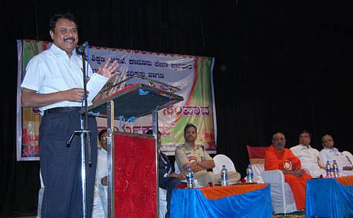 ಚಿತ್ರದುರ್ಗದಲ್ಲಿ ಗುರುವಾರ ನಡೆದ ಮಾನವ ಹಕ್ಕುಗಳ ಸಂವಾದ ಕಾರ್ಯಕ್ರಮದಲ್ಲಿ ಜಿಲ್ಲಾಧಿಕಾರಿ ವಿ.ಪಿ. ಇಕ್ಕೇರಿ ಮಾತನಾಡಿದರು. ಕಬೀರಾನಂದ ಆಶ್ರಮದ ಶಿವಲಿಂಗಾನಂದ ಸ್ವಾಮೀಜಿ, ಹೆಚ್ಚುವರಿ ಜಿಲ್ಲಾ ಪೊಲೀಸ್ ವರಿಷ್ಠಾಧಿಕಾರಿ ಶಾಂತರಾಜ್, ಕೆ.ಎಂ.ವೀರೇಶ್, ಡಿ. ಬೋರಪ್ಪ, ಕುಮಾರ್ಗೌಡ ಹಾಜರಿದ್ದರು.