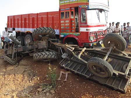 ಗದಗ –ಮುಂಡರಗಿ ರಾಜ್ಯ ಹೆದ್ದಾರಿಯಲ್ಲಿ ಸಂಭವಿಸಿದ ರಸ್ತೆ ಅಪಘಾತದಲ್ಲಿ ಟ್ರ್ಯಾಕ್ಟರ್ ಮೇಲೆ ಹತ್ತಿ ನಿಂತಿರುವ ಲಾರಿ.