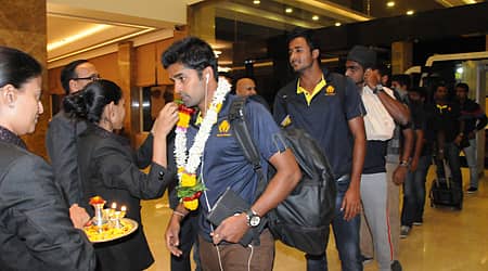 ಇದೇ 14ರಿಂದ ಪಂಜಾಬ್ ವಿರುದ್ಧ ನಡೆಯಲಿರುವ ರಣಜಿ ಪಂದ್ಯದಲ್ಲಿ ಆಡಲು ಗುರುವಾರ ರಾತ್ರಿ ಹುಬ್ಬಳ್ಳಿಗೆ ಬಂದ ಕರ್ನಾಟಕ ತಂಡದ ನಾಯಕ ವಿನಯ್ ಕುಮಾರ್ ಅವರನ್ನು ಹೋಟೆಲ್್ ಡೆನಿಸನ್ ಸಿಬ್ಬಂದಿ ಸ್ವಾಗತಿಸಿದರು. ಎಚ್.ಎಸ್.ಶರತ್ ಮತ್ತು ಅಭಿಮನ್ಯು ಮಿಥುನ್ ಚಿತ್ರದಲ್ಲಿದ್ದಾರೆ