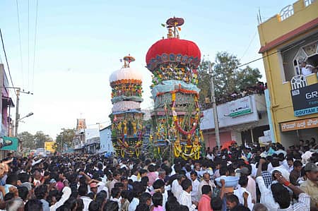 ಕಂಪ್ಲಿ ಪಟ್ಟಣದ ಪ್ರಸಿದ್ಧ ಶ್ರೀ ಪೇಟೆ ಬಸವೇಶ್ವರ ಮತ್ತು ನೀಲಮ್ಮದೇವಿ ಜೋಡಿ ರಥೋತ್ಸವ ಗುರುವಾರ ಸಂಜೆ ವೈಭವದಿಂದ ಜರುಗಿತು. ಸುತ್ತಲಿನ ಅನೇಕ ಹಳ್ಳಿಗಳ ಭಕ್ತರು ರಥೋತ್ಸವದಲ್ಲಿ ಭಾಗವಹಿಸಿದ್ದರು.
