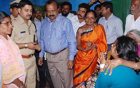 ಕೃಷ್ಣರಾಜಪೇಟೆ ತಾಲ್ಲೂಕಿನ ಅಗ್ರಹಾರಬಾಚಹಳ್ಳಿಗೆ ಜಿಲ್ಲಾಧಿಕಾರಿ ಬಿ.ಎನ್.ಕೃಷ್ಣಯ್ಯ, ಜಿಲ್ಲಾ ಪೋಲೀಸ್ ವರಿಷ್ಠಾಧಿಕಾರಿ ಭೂಷಣ್ ಬೊರಸೆ ಮತ್ತಿತರ ಅಧಿಕಾರಿಗಳು ಶುಕ್ರವಾರ ಭೇಟಿನೀಡಿ ಮೃತ ಯೋಧನ ಕುಟುಂಬ ಸದಸ್ಯರಿಗೆ ಸಾಂತ್ವನ ಹೇಳಿದರು.