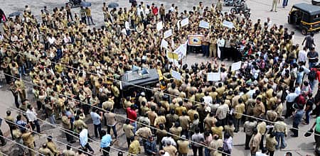 ಗ್ರಾಮಾಂತರ ರಿಕ್ಷಾಗಳ ನಗರ ಪ್ರವೇಶವನ್ನು ತಡೆಯುವಂತೆ ಆಗ್ರಹಿಸಿ ಮತ್ತು ಆರೋಗ್ಯ ಸಚಿವ ಯು.ಟಿ. ಖಾದರ್ ಸಾರಿಗೆ ಅಧಿಕಾರಿಗಳಿಗೆ ಮಾಡಿರುವ ಆದೇಶವನ್ನು ವಿರೋಧಿಸಿ ಶುಕ್ರವಾರ ಮಂಗಳೂರು ನಗರದ ರಿಕ್ಷಾ ಚಾಲಕರು ಜಿಲ್ಲಾಧಿಕಾರಿ ಕಚೇರಿ ಮುಂದೆ ಪ್ರತಿಭಟನೆ ನಡೆಸಿದರು. -ಪ್ರಜಾವಾಣಿ ಚಿತ್ರ