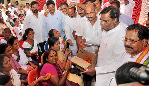 ಮೈಸೂರಿನ ಸರ್ಕಾರಿ ಅತಿಥಿಗೃಹದ ಆವರಣದಲ್ಲಿರುವ ಸಂಸದರ ಕಚೇರಿ ಆವರಣದಲ್ಲಿ ಮಂಗಳವಾರ ಆಯೋಜಿಸಿದ್ದ ‘ಸರ್ಕಾರಕ್ಕೆ ಒಂದು ವರ್ಷ ಸಂಭ್ರಮಾಚರಣೆ’ ಸಮಾರಂಭದಲ್ಲಿ ಜಿಲ್ಲಾ ಉಸ್ತುವಾರಿ ಸಚಿವ ವಿ. ಶ್ರೀನಿವಾಸ ಪ್ರಸಾದ್ ಕಾರ್ಯಕರ್ತರಿಗೆ ಸಿಹಿ ಹಂಚಿದರು. ಎಂ. ಶಿವಣ್ಣ, ಕೆ.ಆರ್. ಮೋಹನಕುಮಾರ್, ಎಚ್.ಎ. ವೆಂಕಟೇಶ್, ಸಿ. ಬಸವೇಗೌಡ, ಜಿಲ್ಲಾ ಪಂಚಾಯಿತಿ ಅಧ್ಯಕ್ಷ ಕೂರ್ಗಳ್ಳಿ ಎಂ. ಮಹದೇವು, ಕಾಂಗ್ರೆಸ್ ನಗರ ಘಟಕ ಅಧ್ಯಕ್ಷ ಸಿ. ದಾಸೇಗೌಡ ಇತರರು ಇದ್ದಾರೆ.