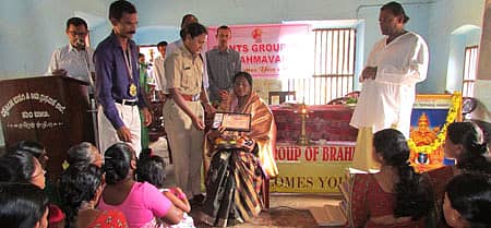 ಬ್ರಹ್ಮಾವರ ಕುಂಜಾಲಿನ ವಿಶ್ವಕೀರ್ತಿ ಖಾಸಗಿ ಅನುದಾನಿತ ಹಿರಿಯ ಪ್ರಾಥಮಿಕ ಶಾಲೆಯಲ್ಲಿ ಸೋಮವಾರ ವಿಶ್ವದಾದಿಯರ ದಿನಾಚರಣೆ ಸಂದರ್ಭ ನಡೆದ ಸಮಾರಂಭದಲ್ಲಿ ಬ್ರಹ್ಮಾವರ ಸಮುದಾಯ ಆರೋಗ್ಯ ಕೇಂದ್ರದ ಕೆಂಜೂರು ಉಪಕೇಂದ್ರದ ಕಿರಿಯ ಮಹಿಳಾ ಆರೋಗ್ಯ ಸಹಾಯಕಿ ನಳಿನಿ ಅವರನ್ನು ಪ್ರೊಬೇಷನರಿ ಐ.ಪಿ.ಎಸ್. ಅಧಿಕಾರಿ ರಾಧಿಕಾ ಜಿ. ಸನ್ಮಾನಿಸಿದರು.