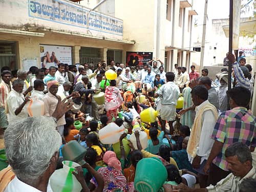 ನೀರು ಪೂರೈಕೆಗೆ ಒತ್ತಾಯ: ತಾ.ಪಂ.ಗೆ ಮುತ್ತಿಗೆ