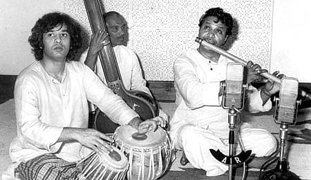 ಪಂಡಿತ್ ಹರಿಪ್ರಸಾದ್ ಚೌರಾಸಿಯಾ ಅವರಿಂದ ಕೊಳಲು ವಾದನ. ತಬಲಾ ಸಾಥ್ ನೀಡಿರುವ ಉಸ್ತಾದ್ ಝಾಕೀರ್ ಹುಸೇನ್ (ಚಿತ್ರಭಂಡಾರದಲ್ಲಿರುವ ಚಿತ್ರ).