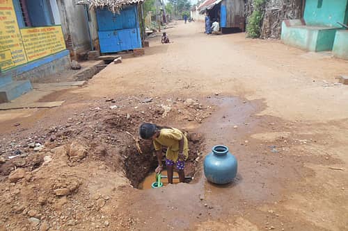 ಕೊಳ್ಳೇಗಾಲ ತಾಲ್ಲೂಕಿನ ಸಿಂಗಾನಲ್ಲೂರು ಗ್ರಾಮದಲ್ಲಿ ರಸ್ತೆ ಮಧ್ಯೆ ಗುಂಡಿ ತೆಗೆದು ನೀರಿನ ಪೈಪ್ನಿಂದ ಬಾಲಕಿಯೊಬ್ಬಳು ನೀರು ಹಿಡಿಯುತ್ತಿರುವುದು.