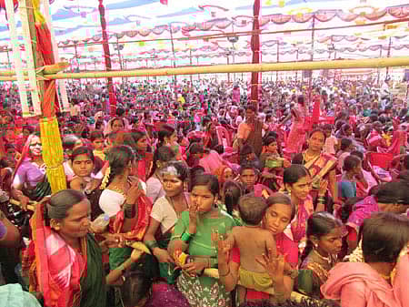 ಸಿಂದಗಿ ತಾಲ್ಲೂಕಿನ ಬಳಗಾನೂರ ಗ್ರಾಮದಲ್ಲಿ ಮಂಗಳವಾರ ಗ್ರಾಮ ದೇವತೆ ಕೆಂಚರಾಯ ದೇವರ ಪಲ್ಲಕ್ಕಿ ಮನೆ, ದೀಪಸ್ಥಂಭದ ಉದ್ಘಾಟನೆ ಮತ್ತು ಸಾಮೂಹಿಕ ವಿವಾಹ ಮಹೋತ್ಸವ ಸಮಾರಂಭದಲ್ಲಿ ಪಾಲ್ಗೊಂಡ ಮಹಿಳೆಯರು.