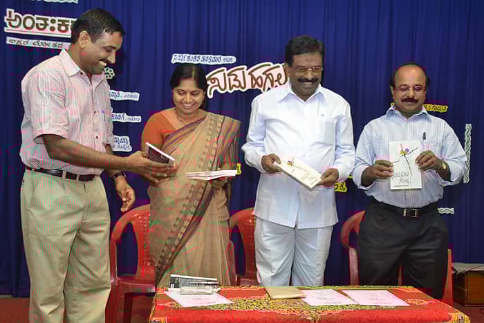 ಶಿವಮೊಗ್ಗದಲ್ಲಿ ಶನಿವಾರ ಅಂತ:ಕರಣ ಪ್ರಕಾಶನ ಹಮ್ಮಿಕೊಂಡಿದ್ದ ಕಾರ್ಯಕ್ರಮದಲ್ಲಿ ಲೇಖಕ ಸರ್ಜಾಶಂಕರ ಹರಳಿಮಠ ಅವರ `ಸುಡು ಹಗಲ ಸೊಲ್ಲು' ಪುಸ್ತಕವನ್ನು ವಿಮರ್ಶಕಿ ಡಾ.ಸಬಿತಾ ಬನ್ನಾಡಿ ಬಿಡುಗಡೆ ಮಾಡಿದರು. ಎಸ್.ವಿ. ತಿಮ್ಮಯ್ಯ,ಪ್ರೊ.ಶ್ರೀಕಂಠ ಕೂಡಿಗೆ ಚಿತ್ರದಲ್ಲಿದ್ದಾರೆ.