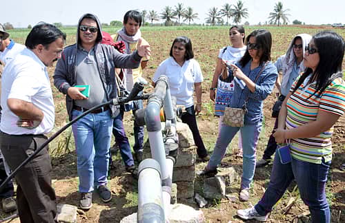 ದಾವಣಗೆರೆ ಕಾಡಜ್ಜಿಯ ರೈತರ ಹೊಲಕ್ಕೆ ಶುಕ್ರವಾರ ಭೇಟಿ ನೀಡಿದ ಫಿಲಿಪೀನ್ಸ್ ಕೃಷಿ ವಿಜ್ಞಾನಿ ಮತ್ತು ಅಧಿಕಾರಿಗಳ ತಂಡ ಆಂತರಿಕ ಹನಿನೀರಾವರಿ ಯೋಜನೆ ಬಗ್ಗೆ ಮಾಹಿತಿ ಪಡೆಯಿತು.