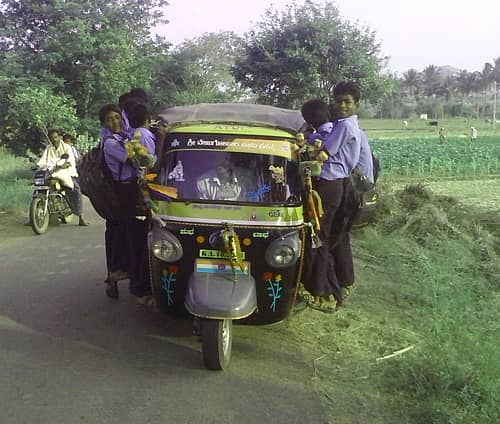 ಗುಡಿಬಂಡೆ ತಾಲ್ಲೂಕಿನ ಬೀಚಗಾನಹಳ್ಳಿ ಕ್ರಾಸ್ ಬಳಿ ಸುಮಾರು 15ಕ್ಕೂ ಹೆಚ್ಚು ಪ್ರಯಾಣಿಕರು, ವಿದ್ಯಾರ್ಥಿಗಳನ್ನು ತುಂಬಿಕೊಂಡು ಹೋರಟ ಆಪೆ ಆಟೊ.