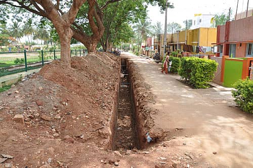 ಚಾಮರಾಜನಗರದ ಹೌಸಿಂಗ್ ಬೋರ್ಡ್ ಕಾಲೊನಿಯ ಉದ್ಯಾನದ ಬಳಿ ಒಳಚರಂಡಿ ಪೈಪ್ ಅಳವಡಿಸಲು ತೆಗೆದಿರುವ ಗುಂಡಿ.
