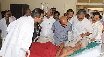 ಹುಬ್ಬಳ್ಳಿಯ ಕಿಮ್ಸ್ಗೆ ಬುಧವಾರ ಭೇಟಿ ನೀಡಿದ ವಿಧಾನ ಪರಿಷತ್ತಿನ ಸರ್ಕಾರಿ ಭರವಸೆಗಳ ಸಮಿತಿ ಅಧ್ಯಕ್ಷ ಎಂ.ಸಿ.ನಾಣಯ್ಯ ಹೊಸ ಟ್ರಾಮಾ ವಾರ್ಡ್ನಲ್ಲಿ ದಾಖಲಾಗಿರುವ ವ್ಯಕ್ತಿಯೊಬ್ಬರನ್ನು ಮಾತನಾಡಿಸಿದರು. ಡಾ.ಮಲ್ಲಿಕಾರ್ಜುನ ಸ್ವಾಮಿ, ಡಾ. ವಸಂತಾ ಕಾಮತ್, ಡಾ. ರಾಮಚಂದ್ರ ಗೌಡ, ಅಶೋಕ, ಬಸವರಾಜ ಹೊರಟ್ಟಿ, ಕೆ.ವಿ.ನಾರಾಯಣಸ್ವಾಮಿ ಇತರರು ಇದ್ದಾರೆ.