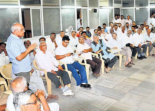 ಮೈಸೂರಿನ ಕಲಾಮಂದಿರದ ಮನೆಯಂಗಳದಲ್ಲಿ ಕನ್ನಡ ಕ್ರಿಯಾ ಸಮಿತಿ ಬುಧವಾರ ಆಯೋಜಿಸಿದ್ದ ಸಭೆಯಲ್ಲಿ ಹಿರಿಯ ಸಾಹಿತಿ ಡಾ.ಎಸ್.ಎಲ್. ಭೈರಪ್ಪ ಮಾತನಾಡಿದರು. ಸಾಹಿತಿ ಪ್ರೊ.ಕೆ.ಎಸ್. ಭಗವಾನ್, ಕೊ.ಸು. ನರಸಿಂಹಮೂರ್ತಿ, ವಿಮರ್ಶಕ ಪ್ರೊ.ಜಿ.ಎಚ್. ನಾಯಕ, ಪ್ರೊ.ಪಂಡಿತಾರಾಧ್ಯ, ಹೊರೆಯಾಲ ದೊರೆಸ್ವಾಮಿ ಇತರರು ಇದ್ದಾರೆ