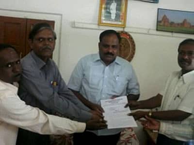 ರಾಜ್ಯದ ಎಲ್ಲ ಅಂಗವಿಕಲ ಶಾಲೆಗಳ ಶಿಕ್ಷಕ/ಶಿಕ್ಷಕೇತರ ಸಿಬ್ಬಂದಿ ವಿವಿಧ ಬೇಡಿಕೆಗಳ ಈಡೇರಿಕೆಗಾಗಿ ಶಿಕ್ಷಕರು ನಡೆಸುತ್ತಿರುವ ಹೋರಾಟದ ನೇತೃತ್ವವನ್ನು ವಹಿಸಿಕೊಳ್ಳ ಬೇಕು ಎಂದು ಮಾಜಿ ಮಹಿಳಾ ಮತ್ತು ಮಕ್ಕಳ ಕಲ್ಯಾಣ ಇಲಾಖೆಯ ಸಚಿವ ಕಳಕಪ್ಪ ಬಂಡಿ ಅವರಿಗೆ ರಾಜ್ಯ ಅಂಗವಿಕಲ ಶಾಲೆಗಳ ಹೋರಾಟ ಸಮಿತಿ ಸೋಮ ವಾರ ಮನವಿ ಸಲ್ಲಿಸಿತು.