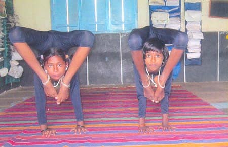 ವಿಪರೀತ ವೃಶ್ಚಿಕಾಸನದಲ್ಲಿ ಪ್ರೇಮಾ ಸನದಿ ಮತ್ತು ನಿರ್ಮಲಾ ಕೊಡ್ಲಿಕಾರ ಬಾಲಕಿಯರು