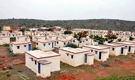 ರಾಮದುರ್ಗ ತಾಲ್ಲೂಕಿನ ಸುನ್ನಾಳದ ನಿರಾಶ್ರಿತರಿಗಾಗಿ ಎತ್ತರ ಪ್ರದೇಶದಲ್ಲಿ ನಿರ್ಮಿಸಿದ `ಆಸರೆ' ಯೋಜನೆಯ ಮನೆಗಳು