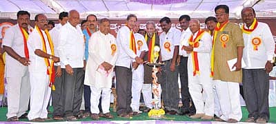 ಕಂಪ್ಲಿಯ ಎಂ.ಪಿ.ಪ್ರಕಾಶ್‌ ವೇದಿಕೆಯಲ್ಲಿ ಶನಿವಾರ ಆಯೋಜಿಸಿರುವ ಬಳ್ಳಾರಿ ಜಿಲ್ಲಾ 17ನೇ ಸಾಹಿತ್ಯ ಸಮ್ಮೇಳನವನ್ನು 80ನೇ ಅಖಿಲ ಭಾರತ ಕನ್ನಡ ಸಾಹಿತ್ಯ ಸಮ್ಮೇಳನದ ಅಧ್ಯಕ್ಷ, ಸಾಹಿತಿ ನಾ.ಡಿಸೋಜಾ ಉದ್ಘಾಟಿಸಿದರು. ಕೆ.ಸಿ.ಕೊಂಡಯ್ಯ, ಅರವಿ ಬಸನಗೌಡ, ಷ.ಶೆಟ್ಟರ್‌, ಸಂಗಮೇಶ ಬಾದವಾಡಗಿ, ಕ.ಮ.ಹೇಮಯ್ಯಸ್ವಾಮಿ ಮತ್ತಿತರರು ಚಿತ್ರದಲ್ಲಿದ್ದಾರೆ.