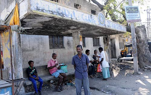 ರಾಯಚೂರಿನ ಗಂಜ್ ರಸ್ತೆ ಮಹಾಬಳೇಶ್ವರ ದೇವಸ್ಥಾನ ಹತ್ತಿರದ ಇರುವ ತಂಗುದಾಣ ಶಿಥಿಲಗೊಂಡಿದೆ