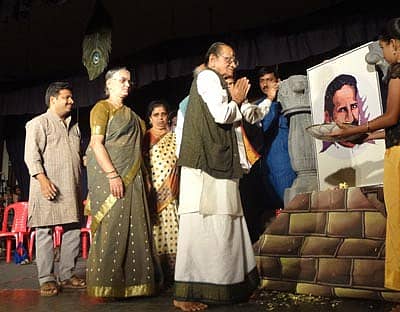 ಕಲಾವಿದ ಪುತ್ತಣ್ಣ ಭಾವಚಿತ್ರಕ್ಕೆ ಪುಷ್ಪ ಸಮರ್ಪಿಸುವ ಮೂಲಕ ಪದ್ಮಶ್ರೀ ಚಿಟ್ಟಾಣಿ ರಾಮಚಂದ್ರ ಹೆಗಡೆ ಶಿರಸಿಯಲ್ಲಿ ಆಯೋಜಿಸಿರುವ ನಾಟಕೋತ್ಸವಕ್ಕೆ ಶನಿವಾರ ಸಂಜೆ ಚಾಲನೆ ನೀಡಿದರು. ಶ್ರೀಪಾದ ಭಟ್ಟ, ಭಾಗೀರಥಿ ಹೆಗಡೆ, ಸವಿತಾ ಶಾನಭಾಗ, ವಿಠ್ಠಲ ಭಂಡಾರಿ ಚಿತ್ರದಲ್ಲಿದ್ದಾರೆ