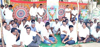 ತುರುವೇಕೆರೆಯಲ್ಲಿ ಭಾನುವಾರ ನಿಧನರಾದ ಶಿವಕುಮಾರನಾಥ ಸ್ವಾಮೀಜಿಯವರಿಗೆ ಭಾವಪೂರ್ಣ ಶ್ರದ್ಧಾಂಜಲಿ ಸಲ್ಲಿಸಲಾಯಿತು