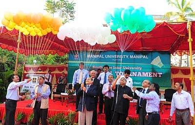 ಮಣಿಪಾಲ ವಿಶ್ವವಿದ್ಯಾಲಯದ ಕ್ರೀಡಾ ಸಮುಚ್ಛಯ ‘ಮರೇನ’ದಲ್ಲಿ ಭಾನುವಾರ ಆರಂಭವಾದ ದಕ್ಷಿಣ ವಲಯ ವಿಶ್ವವಿದ್ಯಾಲಯಗಳ ಮಹಿಳಾ ಮತ್ತು ಪುರುಷರ ಬ್ಯಾಡ್ಮಿಂಟನ್ ಪಂದ್ಯಾವಳಿಯನ್ನು ಭಾರತೀಯ ಬ್ಯಾಡ್ಮಿಂಟನ್ ಅಸೋಸಿಯೇಶನ್ನ ಅಧ್ಯಕ್ಷ ಡಾ. ಅಖಿಲೇಶ್ ದಾಸ್ ಗುಪ್ತ ಅವರು ಬಲೂನ್ ಹಾರಿಸಿ ಉದ್ಘಾಟಿದರು. ಪ್ರಧಾನ ಕಾರ್ಯದರ್ಶಿ ಡಾ. ವಿಜಯ್ ಸಿನ್ಹಾ, ವಿ.ವಿಯ ಕುಲಪತಿ ಡಾ. ರಾಮದಾಸ್ ಪೈ ಇದ್ದಾರೆ. ಪ್ರಜಾವಾಣಿ ಚಿತ್ರ