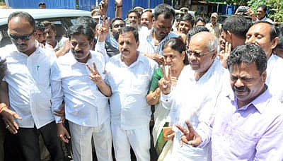 ಫಲಿತಾಂಶ ಪ್ರಕಟಗೊಂಡ ಬಳಿಕ ಪತ್ನಿ ಗಾಯತ್ರಿ, ಮಾಜಿ ಸಚಿವ ರೇಣುಕಾಚಾರ್ಯ, ಮಾಜಿ ಶಾಸಕ ಮಾಡಾಳ್ ವಿರೂಪಾಕ್ಷಪ್ಪ ಅವರ ಜತೆ ವಿಜಯದ ನಗೆ ಬೀರಿದ ಜಿ.ಎಂ.ಸಿದ್ದೇಶ್ವರ.  	ಪ್ರಜಾವಾಣಿ ಚಿತ್ರ/ಅನೂಪ್ ಆರ್.ತಿಪ್ಪೇಸ್ವಾಮಿ