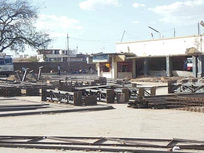 ಬಾಗಲಕೋಟೆ ಹಳೆ ನಗರದ ಕೆಎಸ್‌ಆರ್‌ಟಿಸಿ ಬಸ್ ನಿಲ್ದಾಣದ ನವೀಕರಣ ಕಾಮಗಾರಿ ಆಮೆಗತಿಯಲ್ಲಿ ಸಾಗುತ್ತಿದ್ದು, ಸಾಮಗ್ರಿಗಳು ನಿಲ್ದಾಣದಲ್ಲಿ ಬಿದ್ದಿರುವ ದೃಶ್ಯ