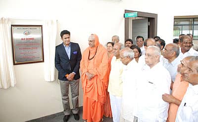 ಚಿಕ್ಕೋಡಿ ತಾಲ್ಲೂಕಿನ ಅಂಕಲಿ ಗ್ರಾಮದಲ್ಲಿ ಕೆಎಲ್‌ಇ ಸಂಸ್ಥೆಯ ಸಿಬಿಎಸ್‌ಇ ಆಂಗ್ಲ ಮಾಧ್ಯಮ ಶಾಲಾ ಕಟ್ಟಡವನ್ನು ಕರ್ನಾಟಕ ರಾಜ್ಯ ಕ್ರಿಕೆಟ್ ಸಂಸ್ಥೆ ಅಧ್ಯಕ್ಷ ಡಾ.ಅನೀಲ ಕುಂಬ್ಳೆ ಉದ್ಘಾಟಿಸಿದರು. ಸುತ್ತೂರು ಮಠದ ಶಿವರಾತ್ರಿ ದೇಶಿಕೇಂದ್ರ ಸ್ವಾಮೀಜಿ, ಕೆಎಲ್‌ಇ ಸಂಸ್ಥೆ ಕಾರ್ಯಾಧ್ಯಕ್ಷ ಡಾ.ಪ್ರಭಾಕರ ಕೋರೆ, ವಿಜಾಪುರ ಜ್ಞಾನಯೋಗಾಶ್ರಮದ ಸಿದ್ದೇಶ್ವರ ಸ್ವಾಮೀಜಿ, ಕೆಎಲ್‌ಇ ಅಧ್ಯಕ್ಷ ಶಿವಾನಂದ ಕೌಜಲಗಿ ಮತ್ತಿತರರು ಚಿತ್ರದಲ್ಲಿದ್ದಾರೆ.