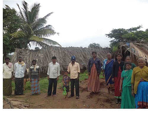 ರಾಮನಾಥಪುರ ಸಮೀಪದ ಕೆಸವತ್ತೂರು ಗ್ರಾಮದಲ್ಲಿರುವ ತಮ್ಮ ಮುರುಕಲು ಗುಡಿಸಲುಗಳ ಮುಂದೆ ದಲಿತ ಕುಟುಂಬಗಳು.