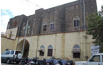 ವಿಜಾಪುರದ ಜಿಲ್ಲಾಧಿಕಾರಿಗಳ ಕಚೇರಿ ಕಾರ್ಯನಿರ್ವಹಿಸುತ್ತಿರುವ ಐತಿಹಾಸಿಕ ಸಂರಕ್ಷಿತ ಸ್ಮಾರಕ ಫಾರೂಕ್ ಮಹಲ್.