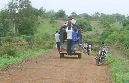 ಬಸವಕಲ್ಯಾಣ ತಾಲ್ಲೂಕಿನ ಹೋಬಳಿ ಕೇಂದ್ರ ಮುಡಬಿಯಿಂದ ಸಮೀಪದ ಗ್ರಾಮಗಳಿಗೆ ಪ್ರಯಾಣಿಕರು ಜೀಪ್ನ ಟಾಪ್ ಮೇಲೆ ಕುಳಿತುಕೊಂಡು ಹೋಗುತ್ತಿರುವುದು