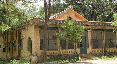 ಚಿಕ್ಕಬಳ್ಳಾಪುರದ ಹೃದಯಭಾಗದಲ್ಲಿದ್ದ ಬ್ರಿಟಿಷರ ಕಾಲದ ಬಂಗಲೆ.